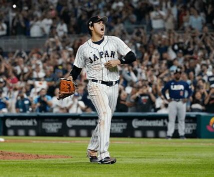 Shohei Ohtani: el fenómeno que redefine el béisbol con su versatilidad, impactando como pitcher y bateador. Su récord 50-50 lo coloca entre las leyendas deportivas.