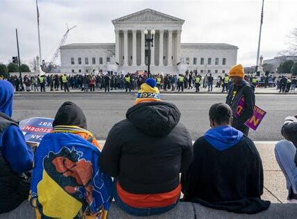 La Corte Suprema de EE.UU. bloquea el plan de perdón de deuda estudiantil de Biden, afectando a 43 millones de prestatarios. La administración busca nuevas soluciones.