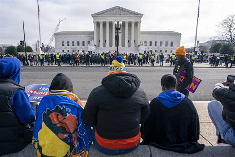 La Corte Suprema de EE.UU. bloquea el plan de perdón de deuda estudiantil de Biden, afectando a 43 millones de prestatarios. La administración busca nuevas soluciones.