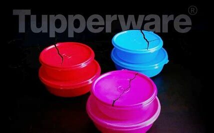 Tupperware, famosa por sus 'fiestas Tupperware', enfrenta bancarrota tras una caída del 18% en ingresos y una reducción del 23% en su red de vendedores.