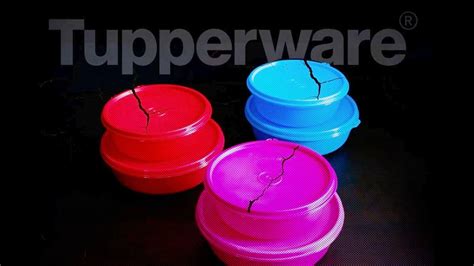 Tupperware, famosa por sus 'fiestas Tupperware', enfrenta bancarrota tras una caída del 18% en ingresos y una reducción del 23% en su red de vendedores.