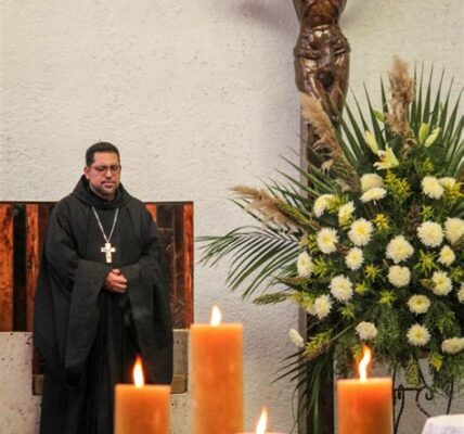 La Abadía de Cuernavaca, emblemática obra de Teodoro González de León, enfrenta deterioro y abandono. Urgen acciones para preservar este patrimonio arquitectónico y cultural mexicano.