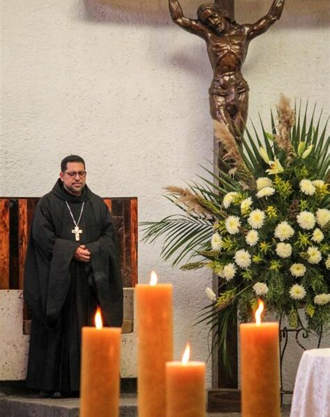 La Abadía de Cuernavaca, emblemática obra de Teodoro González de León, enfrenta deterioro y abandono. Urgen acciones para preservar este patrimonio arquitectónico y cultural mexicano.