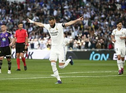 Vinícius Jr. brilla con dos goles en la contundente victoria 4-0 del Real Madrid sobre el Espanyol, consolidando su posición en la Liga.