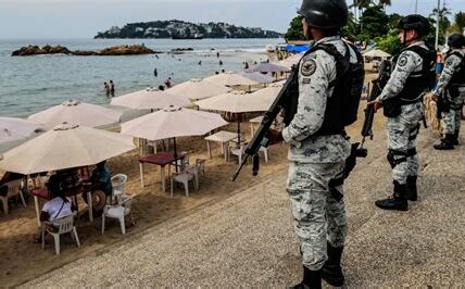 Acapulco enfrenta una crisis de violencia e inseguridad, afectando gravemente el turismo y economía local. La alcaldesa urge intervención federal inmediata.