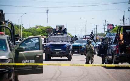 La descontrolada violencia en Sinaloa, con 118 asesinatos en 19 días, refleja una crisis urgente de seguridad pública. Las autoridades piden colaboración ciudadana para enfrentar la situación.