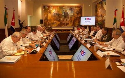 La visita del presidente cubano Díaz-Canel a México fortalece la cooperación bilateral en salud, economía e infraestructura, abriendo nuevas vías de colaboración y amistad entre ambos países.