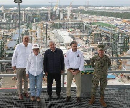 AMLO supervisa obras clave en Tabasco enfocadas en autosuficiencia energética y desarrollo local, destacando la refinería Dos Bocas, y refuerza el contacto con la comunidad para atender sus necesidades.