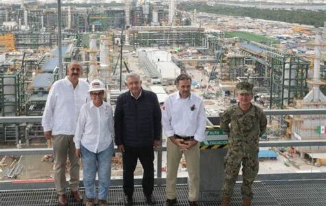 AMLO supervisa obras clave en Tabasco enfocadas en autosuficiencia energética y desarrollo local, destacando la refinería Dos Bocas, y refuerza el contacto con la comunidad para atender sus necesidades.