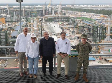 AMLO supervisa obras clave en Tabasco enfocadas en autosuficiencia energética y desarrollo local, destacando la refinería Dos Bocas, y refuerza el contacto con la comunidad para atender sus necesidades.