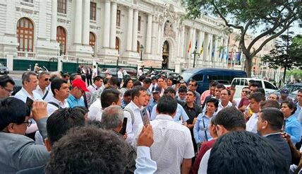 Empleados del CJF liberan accesos tras protestas por recortes. Insisten en negociar para asegurar sus prestaciones laborales. Conversaciones continúan; posible regreso a manifestaciones.