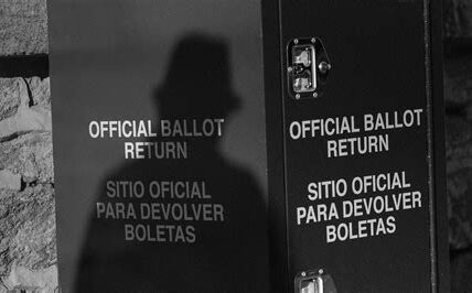 La vigilancia sobre los buzones electorales aumenta para proteger la integridad del voto tras recientes ataques. Se implementan patrullas, cámaras y campañas de concientización ciudadana.