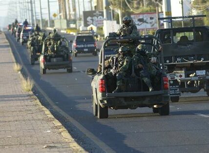 Fuerzas militares refuerzan Sinaloa para restaurar la paz; autoridades implementan tecnología avanzada y patrullajes estratégicos contra la delincuencia organizada.