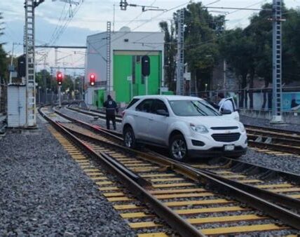 Conductor desvió su auto a las vías del tren ligero en CDMX. Causó interrupción temporal pero sin heridos. Se investigan causas y refuerzan medidas de seguridad.