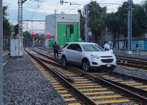 Conductor desvió su auto a las vías del tren ligero en CDMX. Causó interrupción temporal pero sin heridos. Se investigan causas y refuerzan medidas de seguridad.