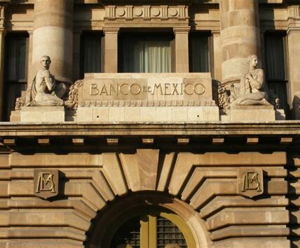 Banxico proyecta un crecimiento del PIB por debajo del 3% para 2024; apuesta por una política monetaria prudente ante incertidumbres.