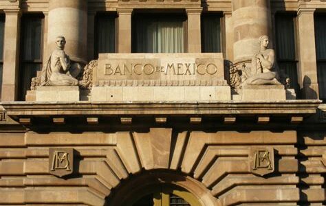 Banxico proyecta un crecimiento del PIB por debajo del 3% para 2024; apuesta por una política monetaria prudente ante incertidumbres.