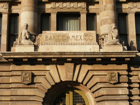 Banxico proyecta un crecimiento del PIB por debajo del 3% para 2024; apuesta por una política monetaria prudente ante incertidumbres.