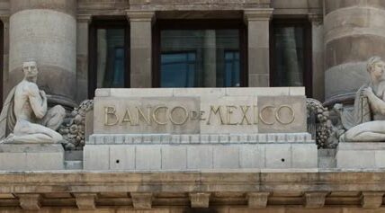 Banxico estudia reducir la tasa de interés clave ante la desaceleración de la inflación, buscando adaptar la política monetaria a las condiciones económicas actuales en México.