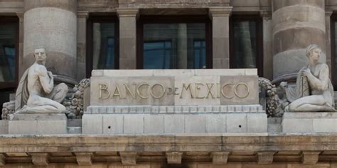 Banxico estudia reducir la tasa de interés clave ante la desaceleración de la inflación, buscando adaptar la política monetaria a las condiciones económicas actuales en México.