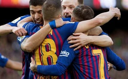 Barcelona aplasta 5-0 al Real Madrid en un Clásico impresionante, destacando la brillantez de jóvenes talentos y la experiencia de sus veteranos. ¡La Liga tiembla!