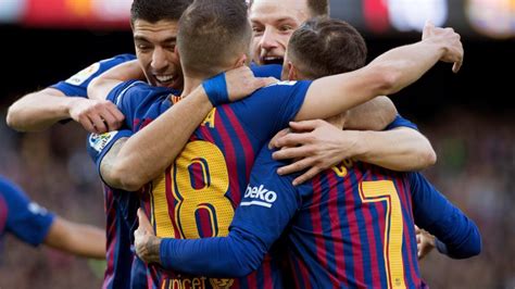 Barcelona aplasta 5-0 al Real Madrid en un Clásico impresionante, destacando la brillantez de jóvenes talentos y la experiencia de sus veteranos. ¡La Liga tiembla!