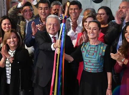 Claudia Sheinbaum recibe el Bastón de Mando, marcando el inicio de su campaña presidencial para continuar con la Cuarta Transformación de México.