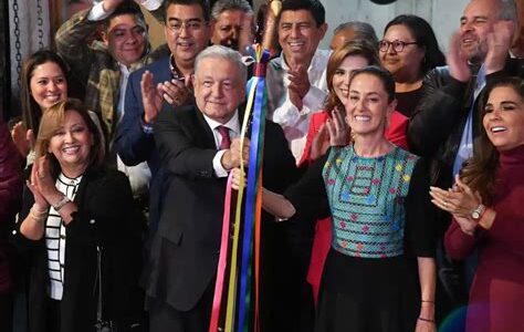 Claudia Sheinbaum recibe el Bastón de Mando, marcando el inicio de su campaña presidencial para continuar con la Cuarta Transformación de México.