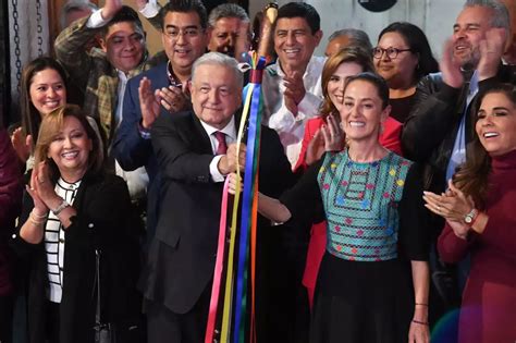 Claudia Sheinbaum recibe el Bastón de Mando, marcando el inicio de su campaña presidencial para continuar con la Cuarta Transformación de México.