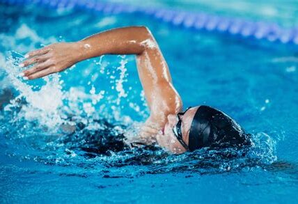 La natación mejora la salud física y mental, ofreciendo beneficios de bajo impacto para todas las edades y niveles de habilidad. Ideal para reducir estrés y fortalecer el cuerpo.