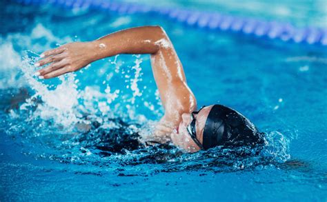 La natación mejora la salud física y mental, ofreciendo beneficios de bajo impacto para todas las edades y niveles de habilidad. Ideal para reducir estrés y fortalecer el cuerpo.