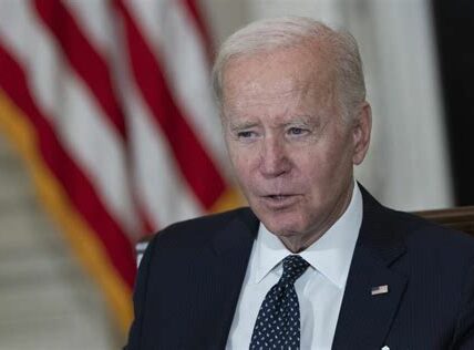 Biden vota anticipadamente en Delaware, destacando la importancia del compromiso cívico y la influencia de estas elecciones en la dirección futura de Estados Unidos.