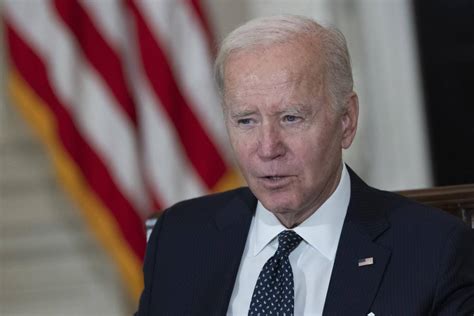 Biden vota anticipadamente en Delaware, destacando la importancia del compromiso cívico y la influencia de estas elecciones en la dirección futura de Estados Unidos.