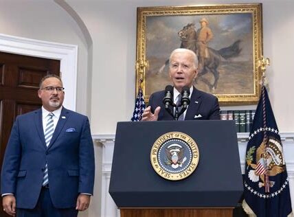 Biden impulsa el perdón de préstamos estudiantiles, aliviando la deuda de millones con reducciones significativas, apoyando especialmente a quienes obtuvieron subsidios Pell. Un respiro financiero muy esperado.