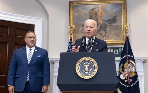 Biden impulsa el perdón de préstamos estudiantiles, aliviando la deuda de millones con reducciones significativas, apoyando especialmente a quienes obtuvieron subsidios Pell. Un respiro financiero muy esperado.