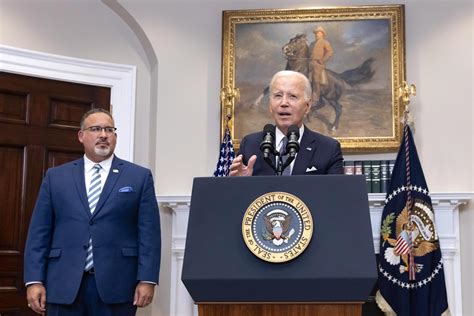 Biden impulsa el perdón de préstamos estudiantiles, aliviando la deuda de millones con reducciones significativas, apoyando especialmente a quienes obtuvieron subsidios Pell. Un respiro financiero muy esperado.