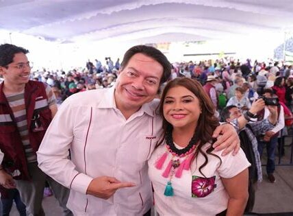 Clara Brugada es celebrada en el Congreso por su liderazgo en Iztapalapa, destacándose por mejorar servicios públicos y su compromiso social.