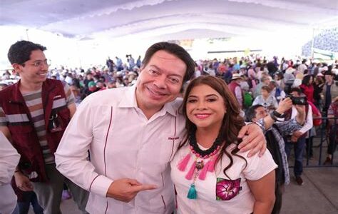 Clara Brugada es celebrada en el Congreso por su liderazgo en Iztapalapa, destacándose por mejorar servicios públicos y su compromiso social.