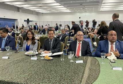 Raquel Buenrostro promueve el diálogo con empresarios para impulsar la inversión y competitividad, creando un entorno propicio para el crecimiento económico sostenible en México.