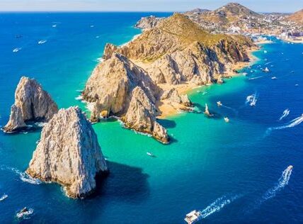 Cabo San Lucas: un paraíso de aventuras, relax y romance, con El Arco como joya natural. Ideal para escapadas románticas y deportes extremos. ¡Turismo en alza!