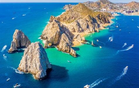 Cabo San Lucas: un paraíso de aventuras, relax y romance, con El Arco como joya natural. Ideal para escapadas románticas y deportes extremos. ¡Turismo en alza!