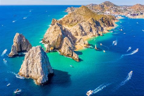 Cabo San Lucas: un paraíso de aventuras, relax y romance, con El Arco como joya natural. Ideal para escapadas románticas y deportes extremos. ¡Turismo en alza!