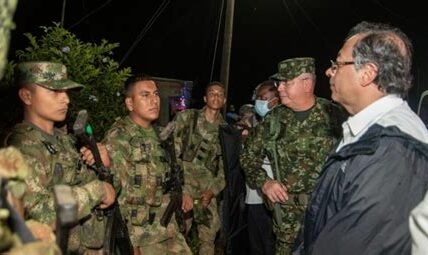 Petro autoriza acciones militares contra la Segunda Marquetalia tras ataque fatal, marcando un cambio en su política de diálogo y aumentando la tensión en Colombia.