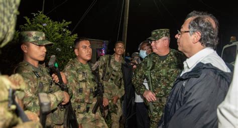 Petro autoriza acciones militares contra la Segunda Marquetalia tras ataque fatal, marcando un cambio en su política de diálogo y aumentando la tensión en Colombia.