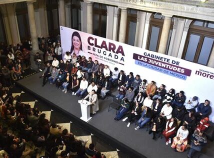 Cambios en el gabinete de Clara Brugada buscan fortalecer áreas clave en la Ciudad de México, con nuevas figuras como María Elena Álvarez-Buylla y Rocío Nahle.