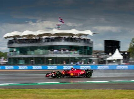 Carlos Sainz brilla en la clasificación del GP de México 2023, asegurando la pole position y emocionando a todos con su habilidad y velocidad en Ferrari.