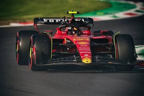 Carlos Sainz asegura la pole en México, destacando en un emocionante circuito. Ferrari se coloca en una posición estratégica clave. Expectativas altas para la carrera.