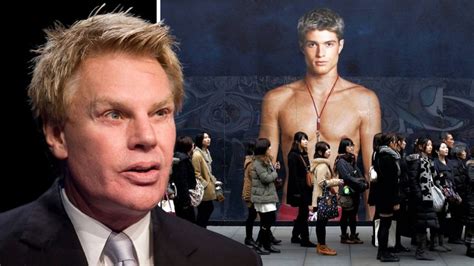 El exdirector de Abercrombie & Fitch, Mike Jeffries, enfrenta graves acusaciones de tráfico sexual, poniendo en jaque su legado en el mundo de la moda.