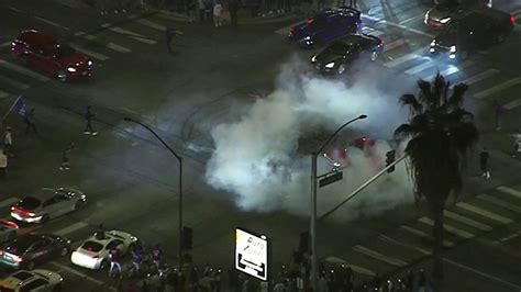 Celebrando el triunfo de los Dodgers se desataron disturbios en Los Ángeles, con vandalismo y enfrentamientos policiales, empañando la histórica victoria tras 32 años.