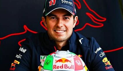 Checo Pérez es vital para el éxito de Red Bull en Fórmula 1, aportando estabilidad y estrategias ganadoras junto a Verstappen.